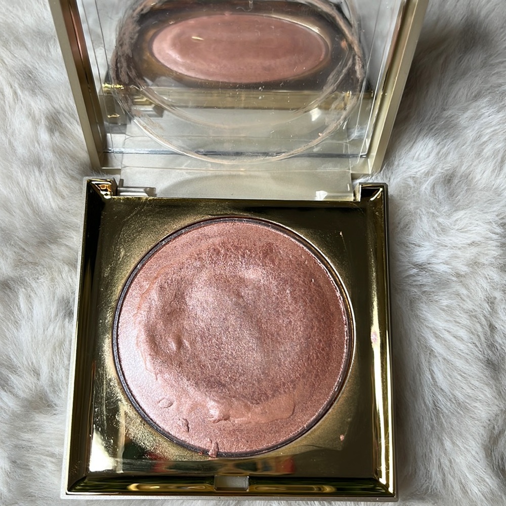 Donating 2/1 Stila heavens hue highlighter in shade kitten